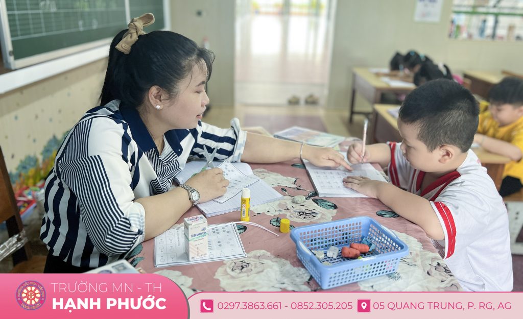 Chuẩn bị cho con vào lớp 1 không phải là cuộc đua xem ai biết đọc sớm hay viết đẹp hơn.
Điều quý giá nhất ba mẹ có thể dành cho con là một nền tảng vững chắc về tâm lý, kỹ năng tự lập, khả năng giao tiếp và niềm yêu thích học tập.