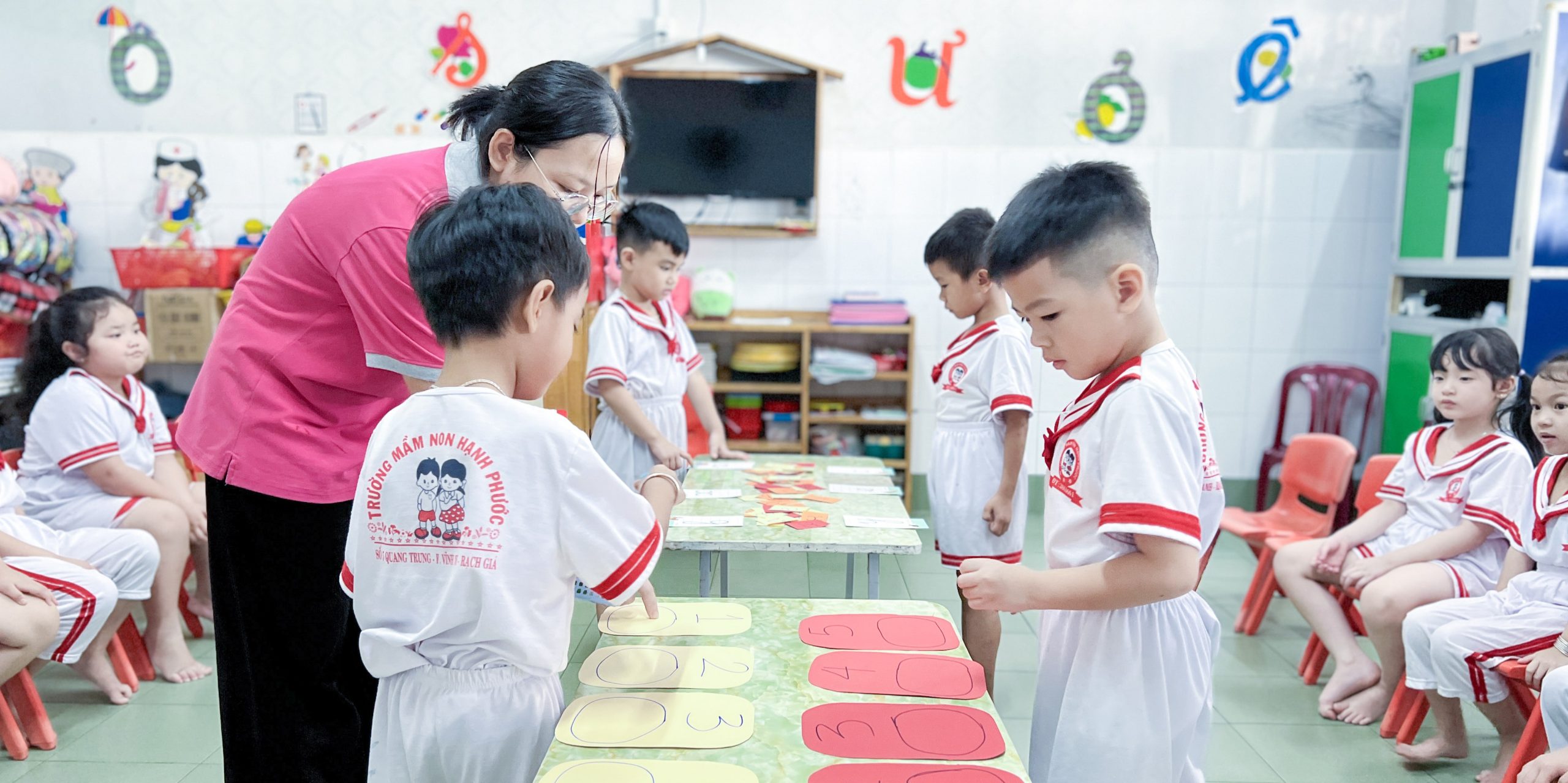 BÉ VÀNG ANH (LỚP LÁ) LÀM QUEN CHỮ QUA TRÒ CHƠI TRUY TÌM CHỮ CÁI